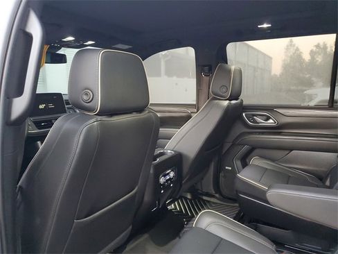 Used 2024 GMC Yukon XL SLT w/ SLT Luxury Package image 9