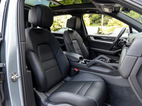 Certified 2025 Porsche Cayenne AWD/4WD image 56