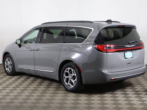 Used 2023 Chrysler Pacifica Limited FWD image 15