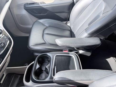 Used 2023 Chrysler Pacifica Touring-L image 29