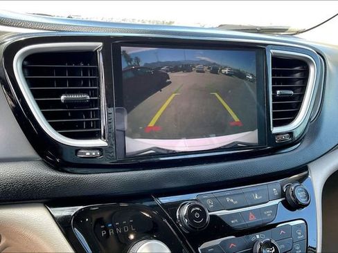 Used 2023 Chrysler Pacifica Touring-L FWD image 21