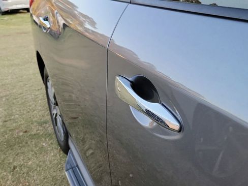 Used 2017 Nissan Pathfinder SV image 11