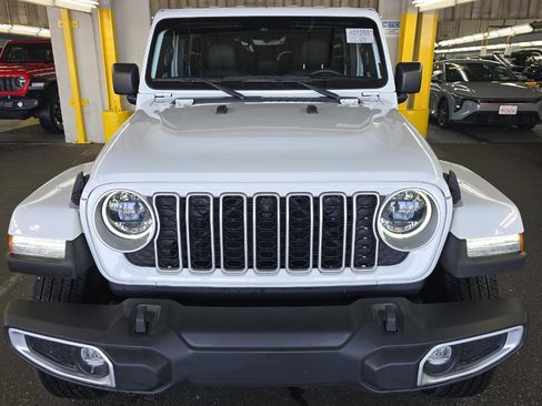 Used 2024 Jeep Wrangler Unlimited Sahara w/ Technology Group AWD/4WD image 3