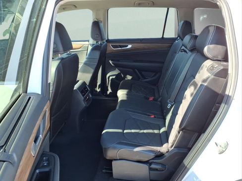 Used 2024 Volkswagen Atlas SE image 12