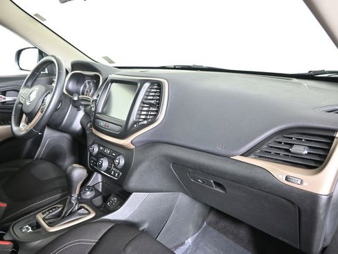 Used 2017 Jeep Cherokee Latitude w/ Safety/Convenience Group AWD/4WD image 15
