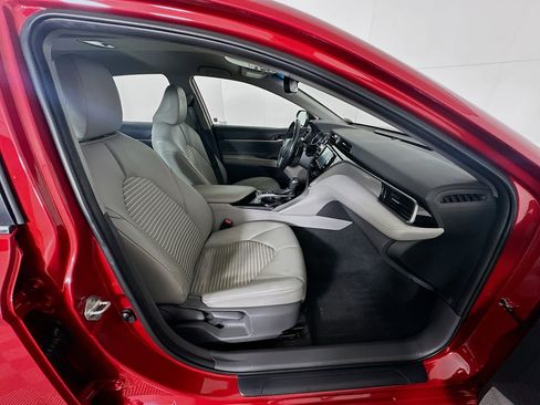 Used 2020 Toyota Camry SE w/ Cold Weather Package image 29