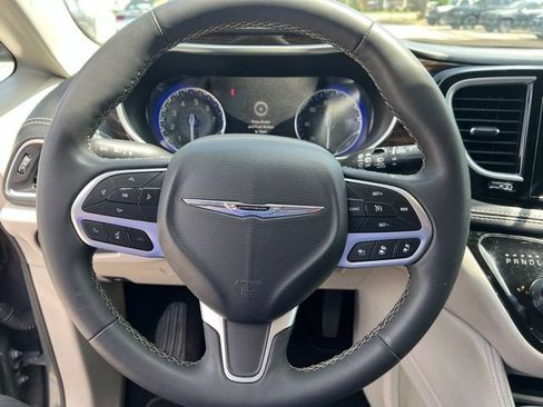 Used 2023 Chrysler Pacifica Limited FWD image 6