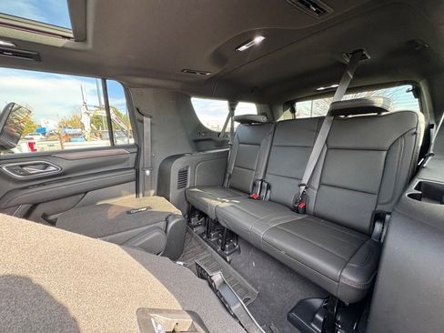 Used 2023 Chevrolet Suburban High Country image 11
