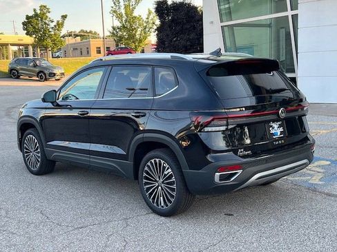New 2025 Volkswagen Taos SE image 7