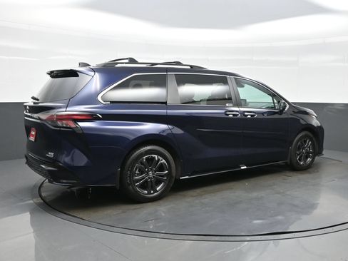 Used 2024 Toyota Sienna XSE w/ XSE Plus Package AWD/4WD image 6