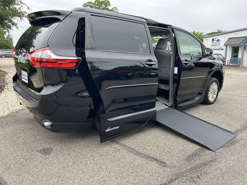 Used 2017 Toyota Sienna XLE FWD image 3