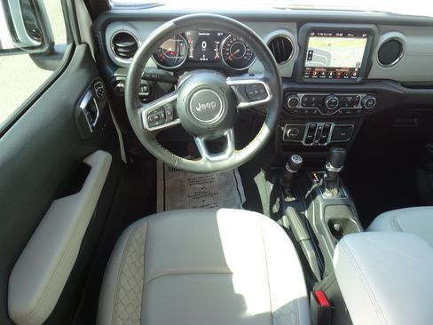 Used 2023 Jeep Wrangler Unlimited Sahara AWD/4WD image 13