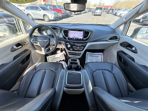 Used 2023 Chrysler Pacifica Touring-L image 20