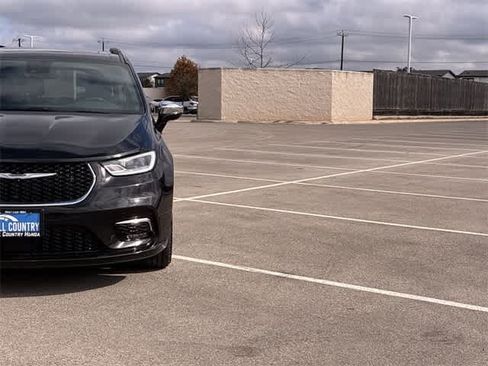 Used 2023 Chrysler Pacifica Limited image 11