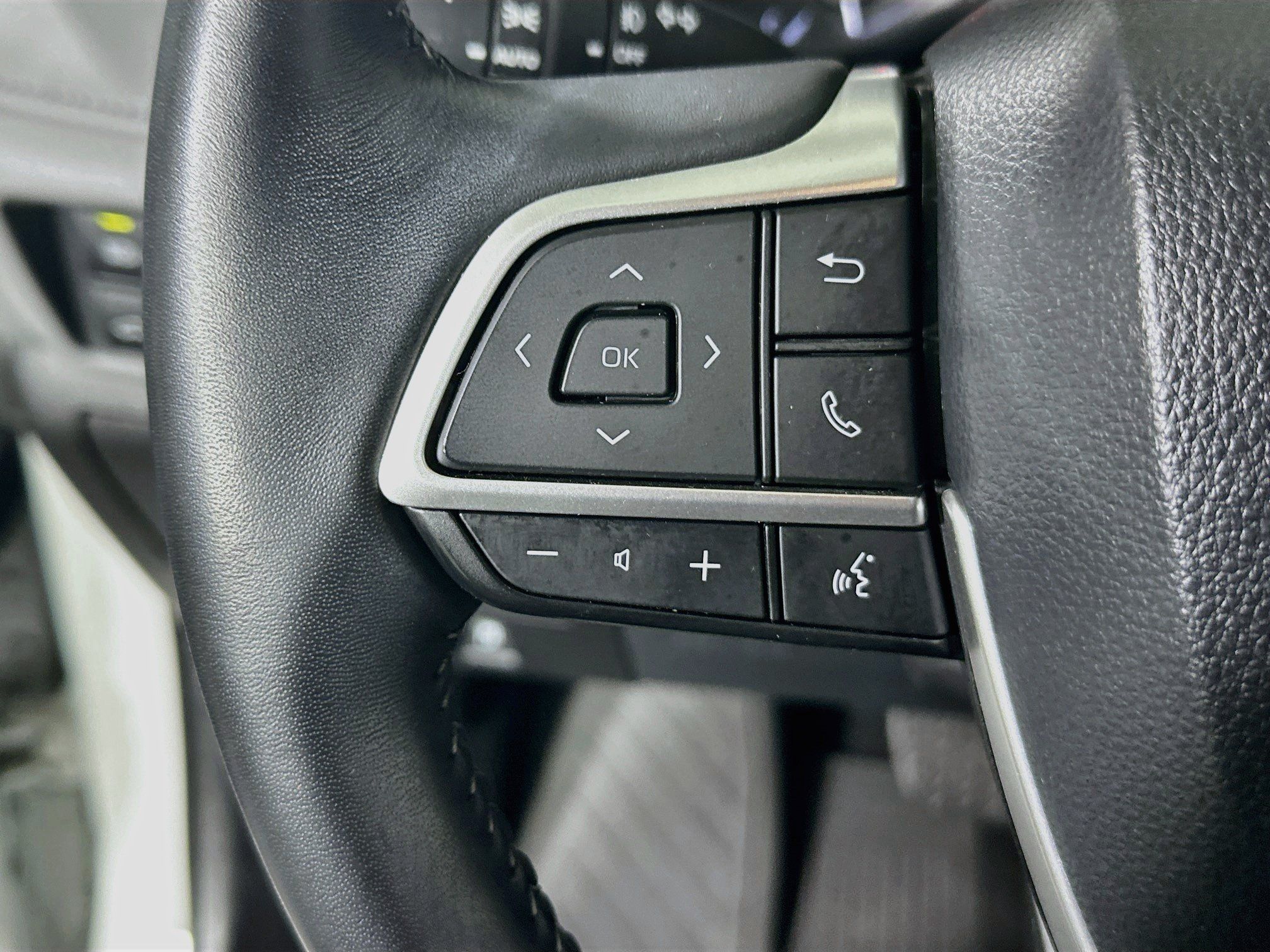 Used 2025 Toyota Highlander LE FWD image 16