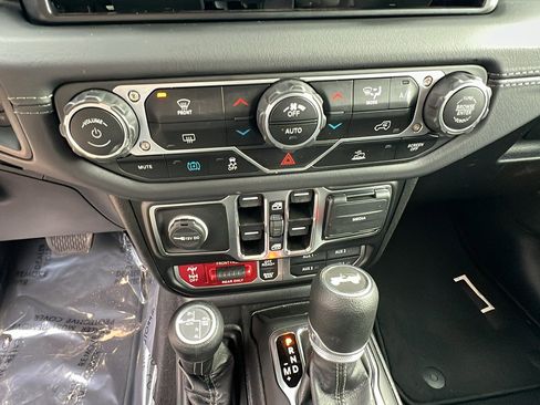 Used 2025 Jeep Wrangler Unlimited Rubicon 4xe image 32