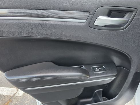 Used 2017 Chrysler 300 Limited RWD image 17