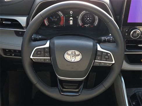 Used 2023 Toyota Highlander L image 15