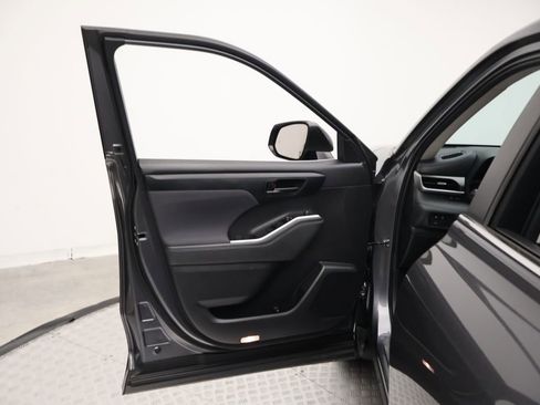 Used 2024 Toyota Highlander LE AWD/4WD image 16