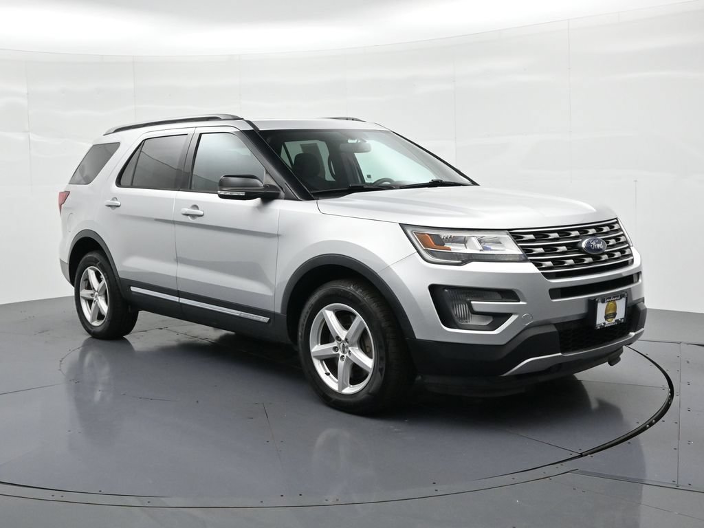 Used 2017 Ford Explorer XLT w/ Equipment Group 201A AWD/4WD image 4