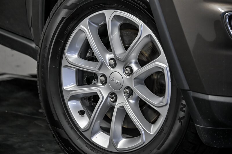 Used 2021 Jeep Grand Cherokee Laredo AWD/4WD image 3