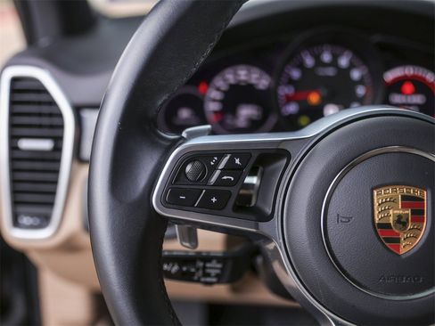 Certified 2023 Porsche Cayenne Platinum Edition image 19