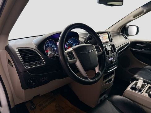 Used 2016 Chrysler Town & Country Touring w/ Driver Convenience Group image 10