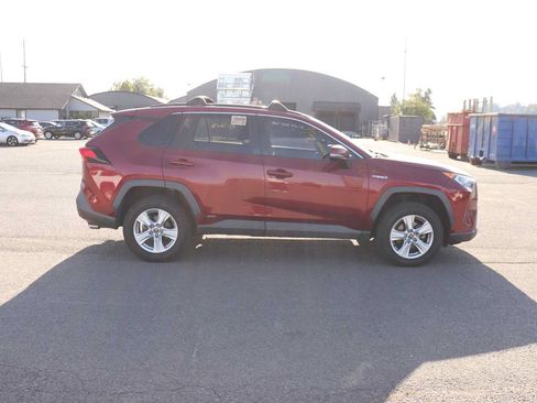 Used 2020 Toyota RAV4 XLE w/ Carpet Mat Package AWD/4WD image 4