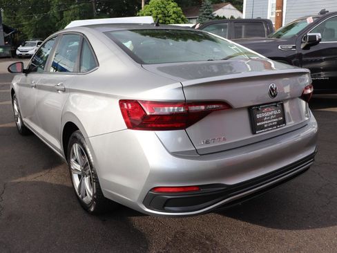 Used 2024 Volkswagen Jetta SE FWD image 3