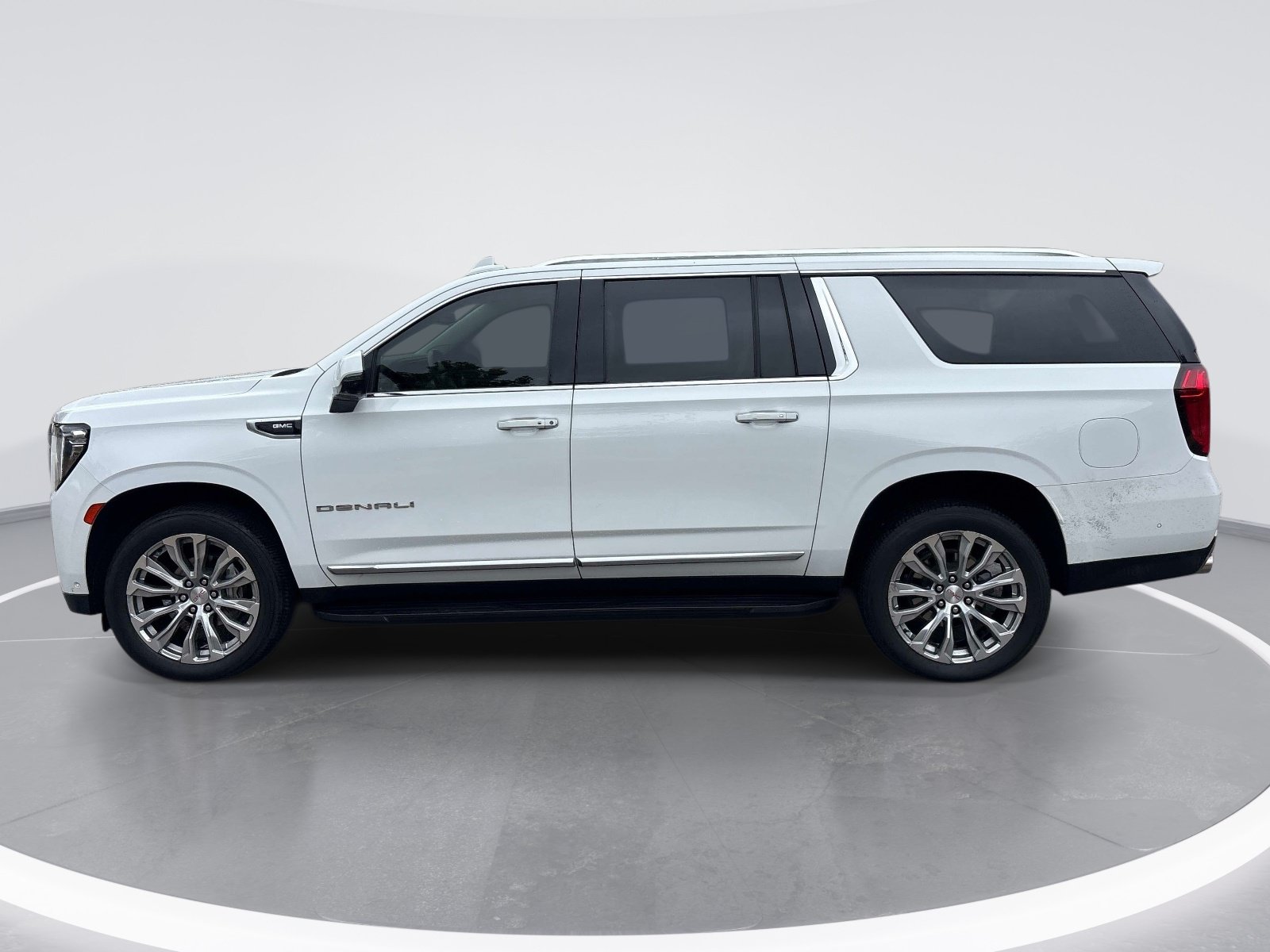 Used 2024 GMC Yukon XL Denali w/ Advanced Technology Package AWD/4WD image 5
