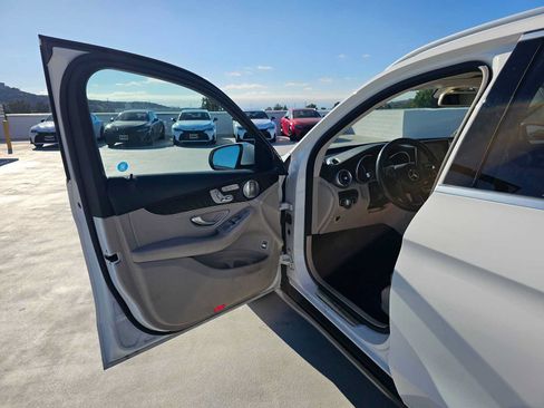 Used 2018 Mercedes-Benz GLC 300 4MATIC image 19