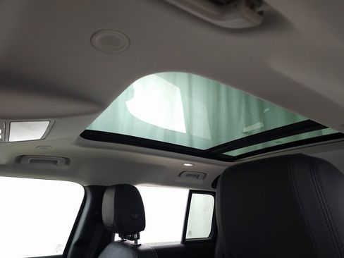 Used 2023 Land Rover Defender 110 SE image 17