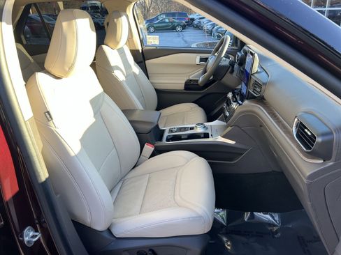 Used 2023 Ford Explorer Platinum w/ Technology Package image 28