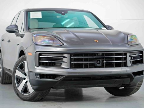 Used 2024 Porsche Cayenne w/ Technology Package image 4
