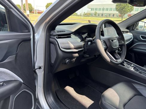 Used 2025 Jeep Compass Latitude AWD/4WD image 36