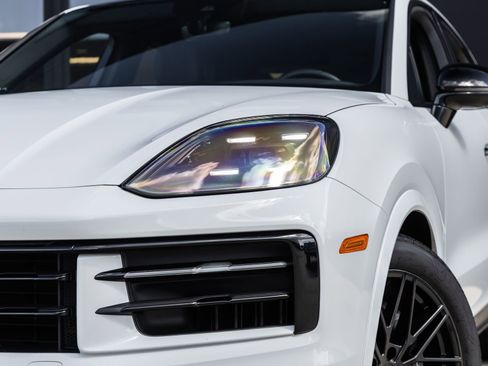 Certified 2024 Porsche Cayenne Coupe image 16