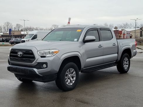 Used 2017 Toyota Tacoma SR image 3