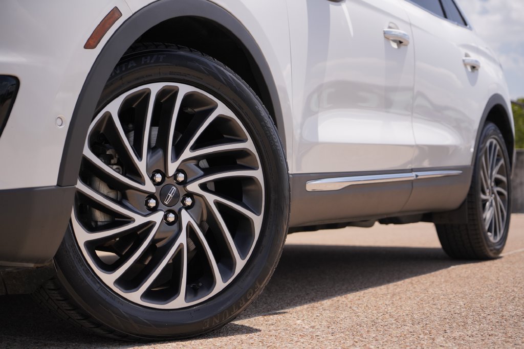 Used 2020 Lincoln Nautilus Reserve w/ Equipment Group 201A FWD image 3