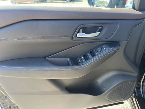 Used 2023 Nissan Rogue SV w/ SV Premium B Package image 10