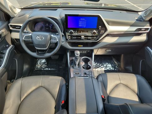 Certified 2025 Toyota Highlander Platinum AWD/4WD image 14