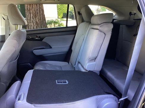 Used 2023 Toyota Highlander LE FWD image 4