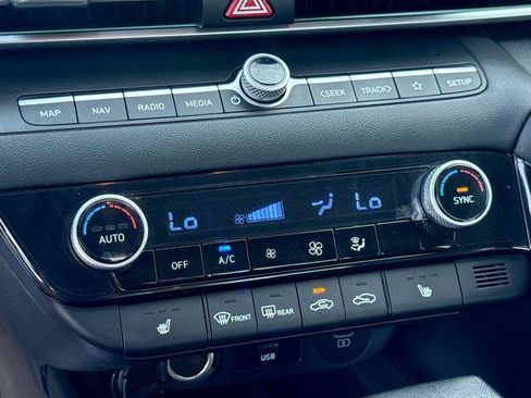 Used 2025 Hyundai Elantra Limited FWD image 17