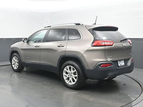 Used 2017 Jeep Cherokee Latitude w/ Cold Weather Group AWD/4WD image 4