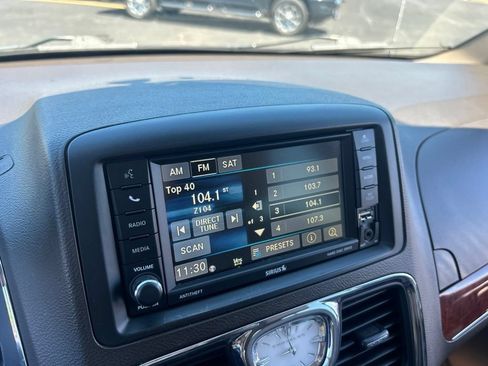 Used 2015 Chrysler Town & Country Touring FWD image 13