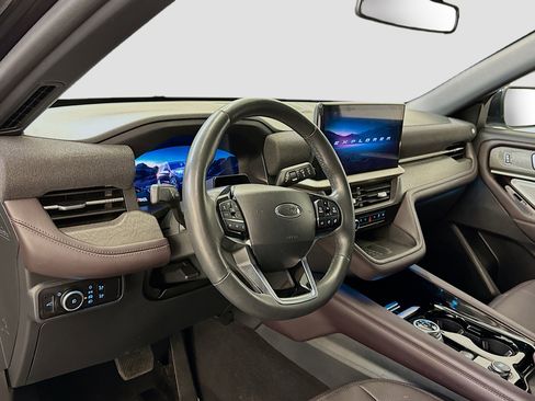 Used 2025 Ford Explorer Platinum w/ LUX Leather Package image 18