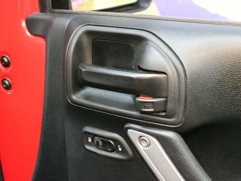 Used 2017 Jeep Wrangler Unlimited Rubicon w/ Cold Weather Group AWD/4WD image 9