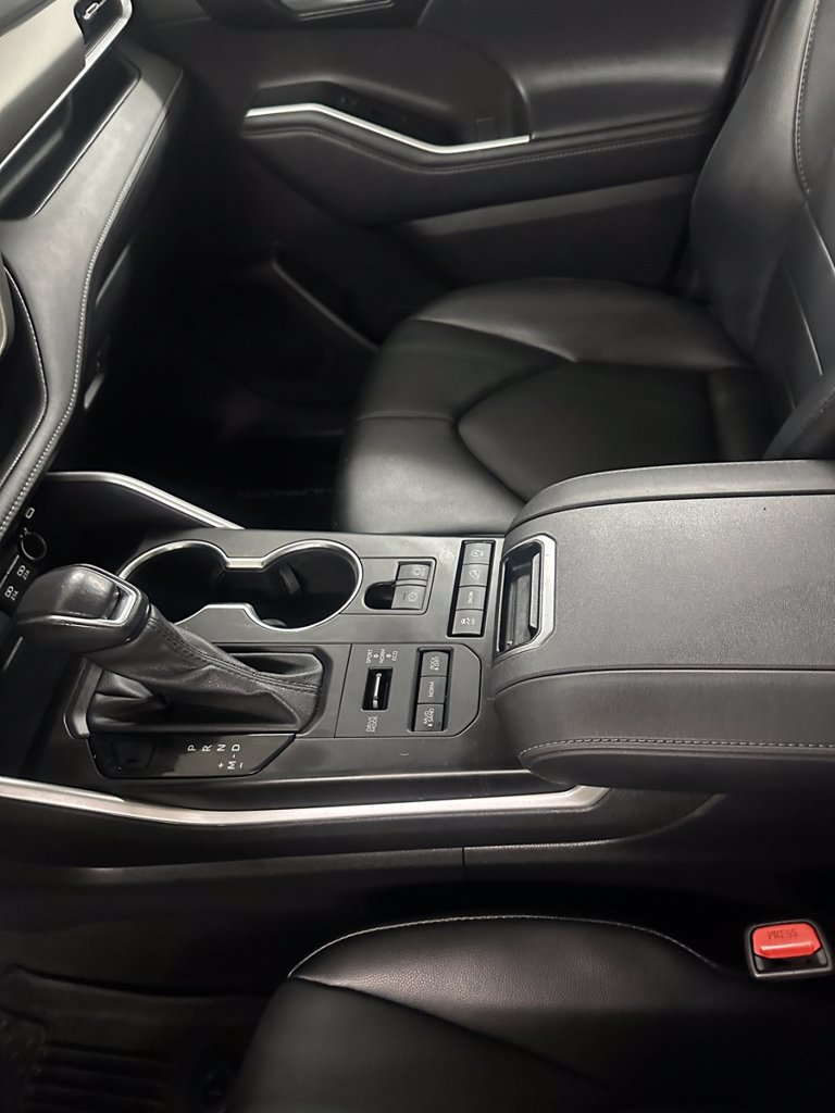 Used 2020 Toyota Highlander XLE AWD/4WD image 18