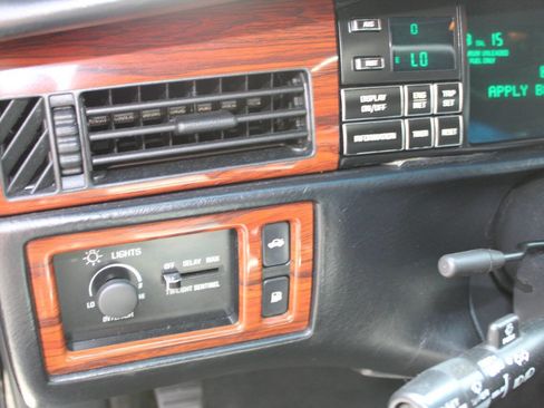 Used 1995 Cadillac De Ville Sedan image 16