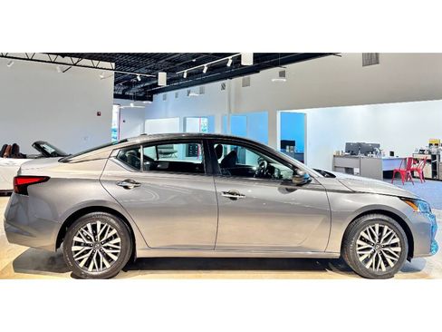 Used 2024 Nissan Altima 2.5 SV image 9