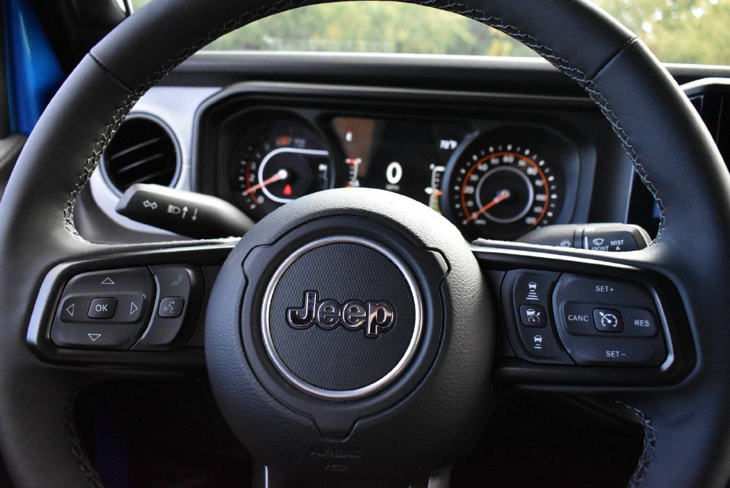 Used 2025 Jeep Wrangler Sport AWD/4WD image 18